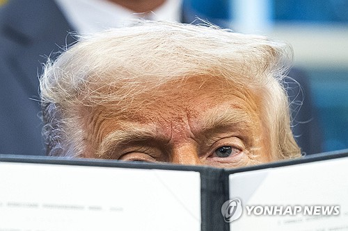 행정명령 서명하는 트럼프 대통령 [EPA=연합뉴스 자료사진] 
