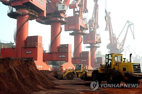중국 장쑤성 롄윈강 항으로 옮겨지는 희토류 토양 [로이터 연합뉴스.재판매 및 DB 금지]