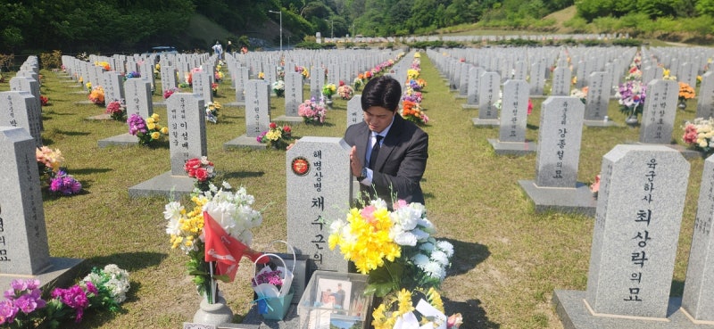 <b>김용태</b>, <b>채상병</b> 묘역 참배…"<b>수사외압</b> 밝힐 수 있도록 하겠다"