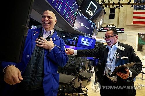 뉴욕증권거래소의 트레이더
[로이터 연합뉴스 자료사진. 재판매 및 DB 금지]