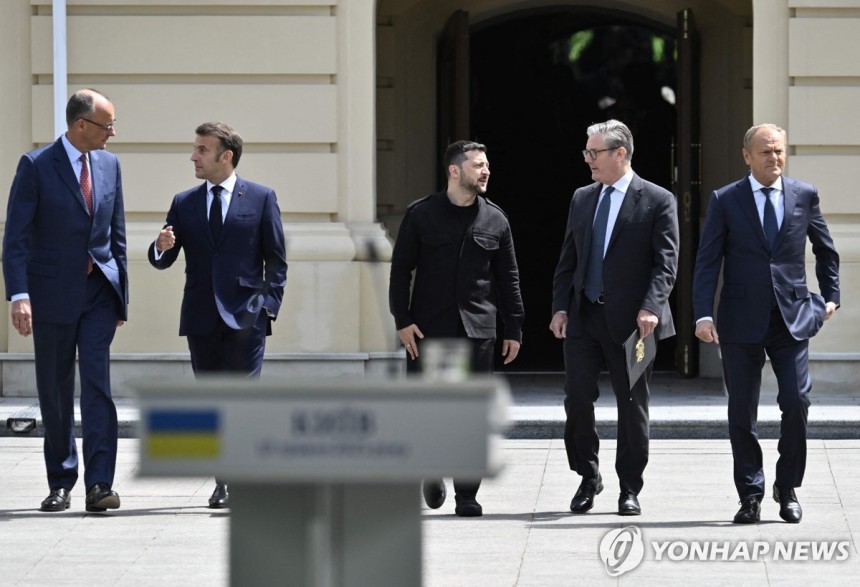 기자회견하는 볼로디미르 젤렌스키 우크라이나 대통령과 유럽 4개국 정상
[AFP 연합뉴스 자료사진. 재판매 및 DB 금지]