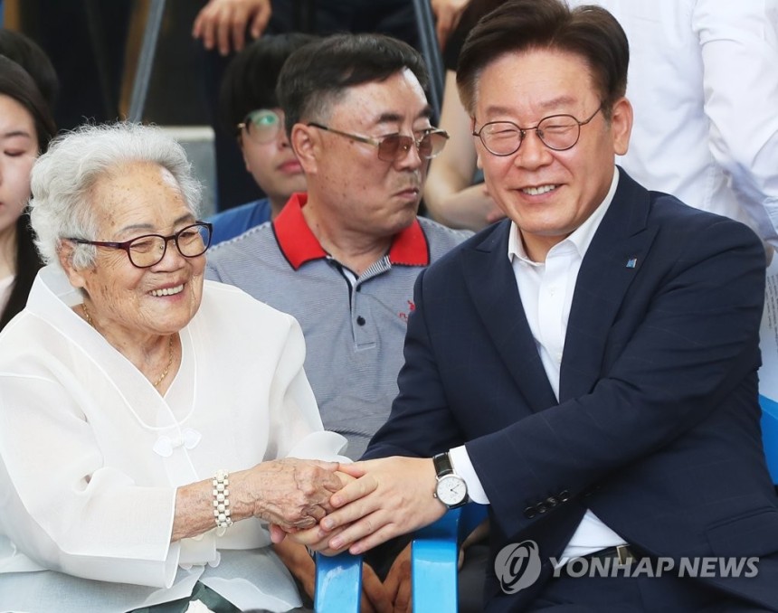 이옥선 할머니와 인사하는 이재명 (경기광주=연합뉴스) 홍기원 기자 = 2019년 8월 10일 경기도 광주시 나눔의집에서 열린 '일본군 성노예 피해자 기림일 행사'에서 당시 이재명 경기도지사(오른쪽)가 이옥선 할머니