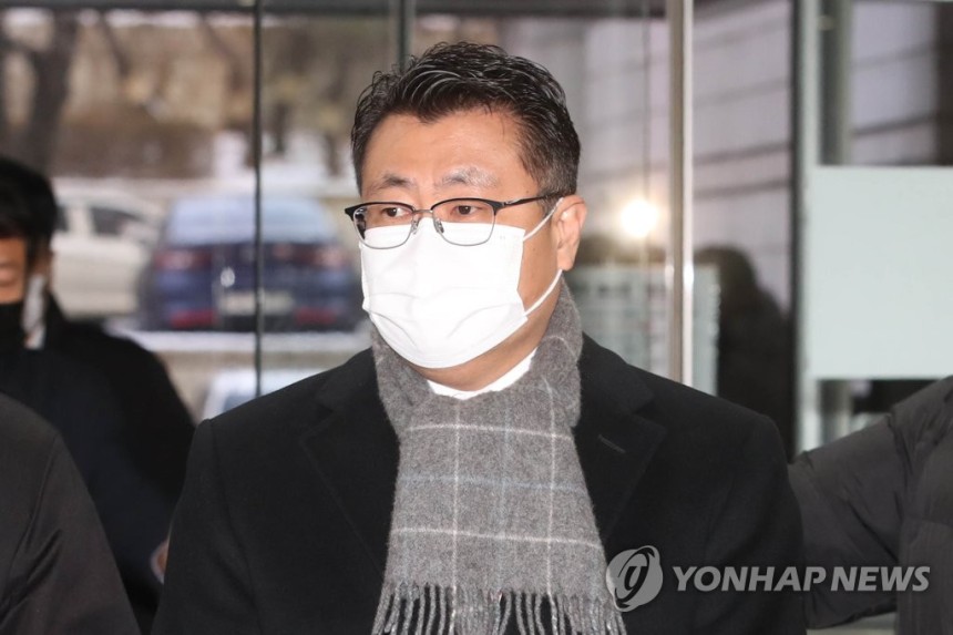 영장실질심사 출석하는 장원준 전 대표 (서울=연합뉴스) 류영석 기자 = 신풍제약 비자금 조성 의혹을 받는 장원준 전 신풍제약 대표가 27일 오전 서울 서초구 서울중앙지법에서 열린 영장실질심사에 출석하고 있다.202