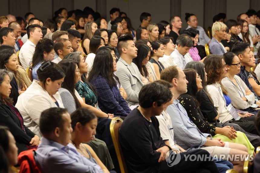 한자리에 모인 세계 한인 입양인 2023년 7월11일 서울 코엑스에서 열린 세계한인입양인협회(IKAA) 주최 세계한인입양인대회에서 참석자들이 발표를 듣고 있다.[연합뉴스 사진]