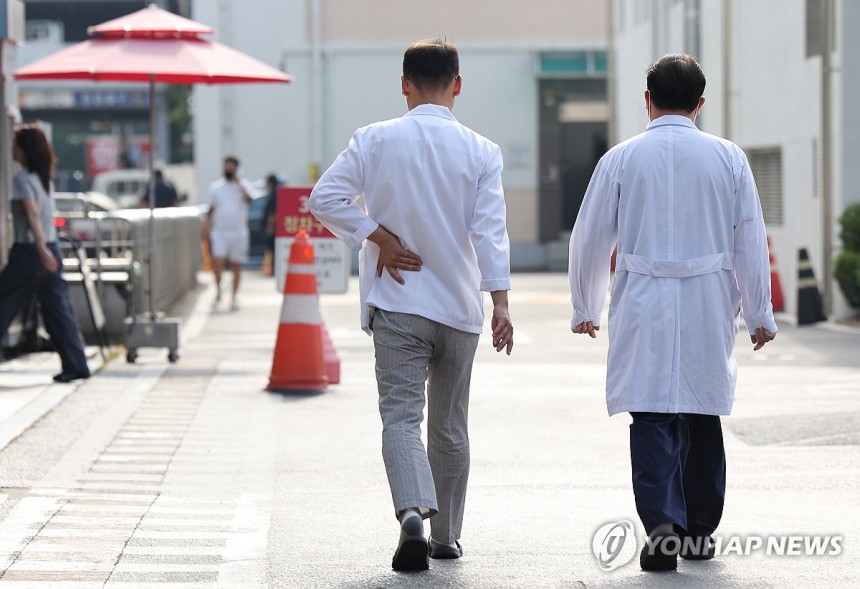 모두가 지치는 의정갈등 장기화 (대구=연합뉴스) 윤관식 기자 = 의대 증원을 놓고 의정갈등이 장기화하는 가운데 2일 대구 중구 경북대학교병원에서 의료관계자들이 이동하고 있다.2024.9.2.k