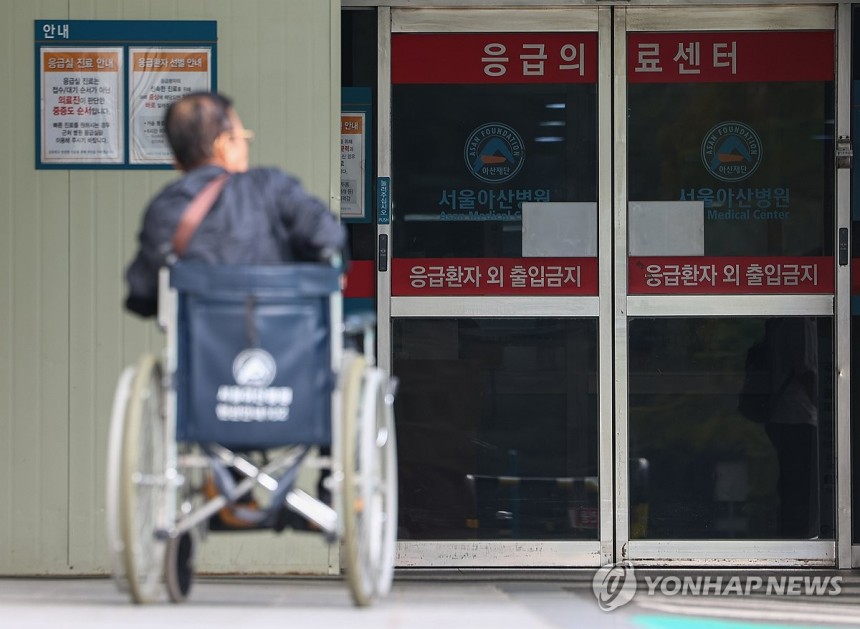 응급실 앞 대기중인 환자 (서울=연합뉴스) 서대연 기자 = 7일 오전 서울 시내 한 대형병원 응급실 앞에 한 환자가 대기하고 있다.2024.10.7 