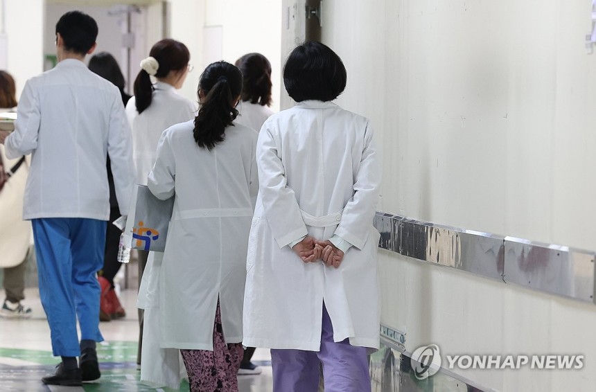 이동하는 의료진 (서울=연합뉴스) 김성민 기자 = 서울 종로구 서울대병원에서 의료진이 이동하고 있다.2025.2.25 