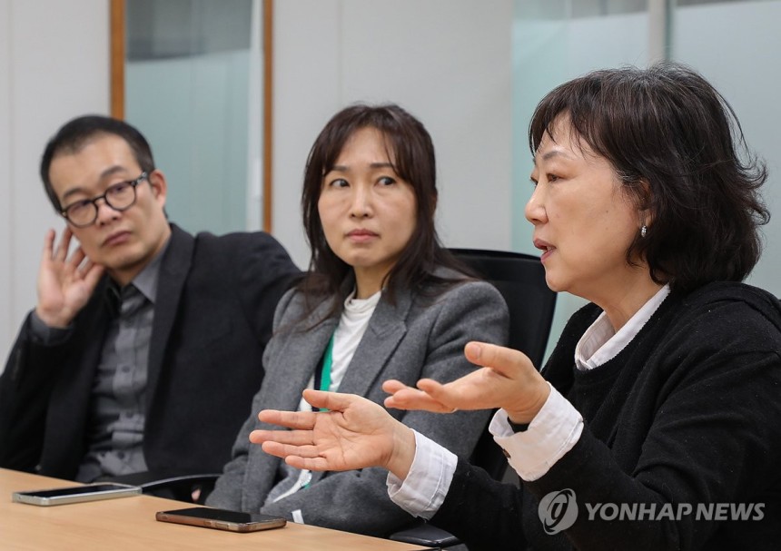 "입양인 고통 외면해서는 안됩니다" 연합뉴스와 인터뷰중인 이승훈 몽테뉴해외입양연대 사무국장(왼쪽),같은 단체 배진시 대표(가운데),권희정 미혼모아카이빙과권익옹호연구소장(오른쪽) [진성철 기자 촬영]