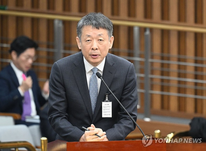 답하는 김광일MBK 파트너스 부회장 (서울=연합뉴스) 18일 국회에서 열린 정무위 전체회의 홈플러스·MBK 파트너스 및 삼부토건 관련 긴급 현안질의에서 김광일MBK 파트너스 부회장 겸 홈플러스 공동 대표가 의원들의 