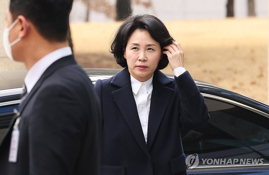 항소심 첫 공판 출석하는 김혜경 씨
(수원=연합뉴스) 홍기원 기자 = 20대 대선 당내 경선 당시 더불어민주당 전·현직 의원 배우자 등에게 경기도청 법인카드로 식사를 제공한 혐의로 기소돼 1심에서 벌금형을 선고받은 