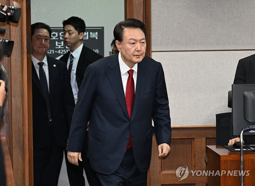 2차 공판 출석하는 윤석열 전 대통령
(서울=연합뉴스) 윤석열 전 대통령이 21일 서울 서초구 서울중앙지법에서 열린 내란 우두머리 혐의 형사재판 2차 공판에 출석하고 있다. 2025.4.21 [사진공동취재단] pho