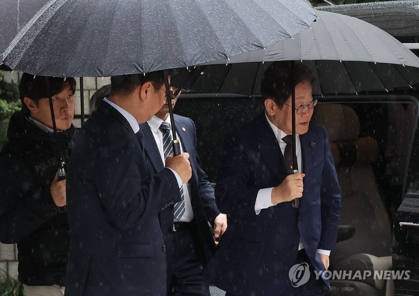 경호 받으며 법정 향하는 이재명 후보 (서울=연합뉴스) 이진욱 기자 = 더불어민주당 이재명 대선 경선 후보가 22일 서울 서초구 서울중앙지법에서 열린 '대장동 배임·성남FC 뇌물' 1심 속행 공판에 출석하고 있다.