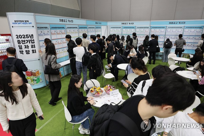 취업전쟁 (서울=연합뉴스) 임화영 기자 = 23일 서울 강남구 코엑스에서 열린 2025 중견기업 일자리 박람회를 찾은 구직자들이 채용공고 게시물을 보고 있다.2025.4.23 