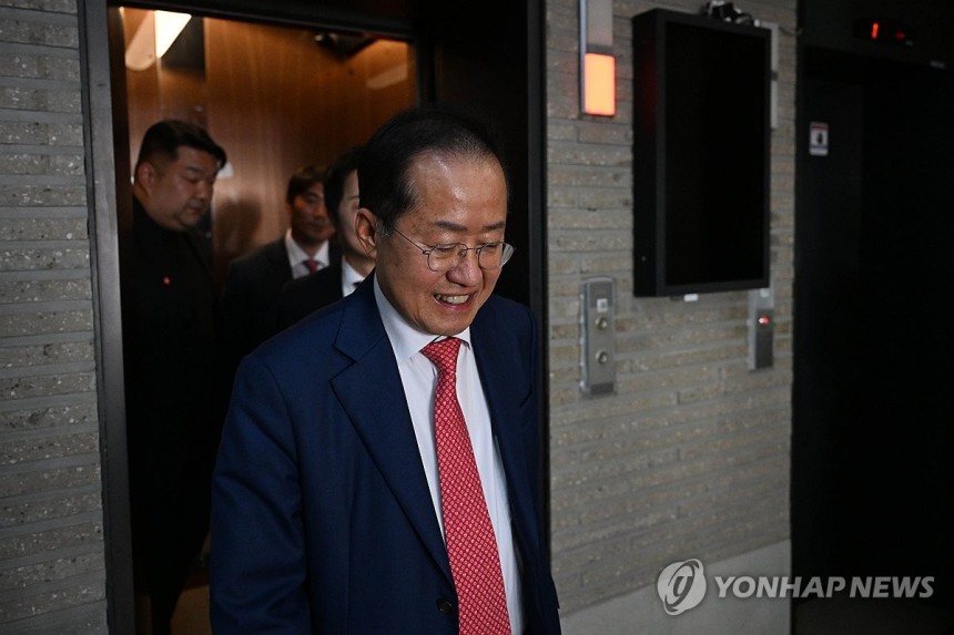 정계은퇴 의사 밝힌 홍준표
(서울=연합뉴스) 29일 서울 여의도 국민의힘 당사에서 열린 제21대 대통령 후보자 국민의힘 3차 경선 진출자 발표 행사에서 경선에 탈락 후 정계은퇴 의사를 밝힌 홍준표 후보가 당사를 나서