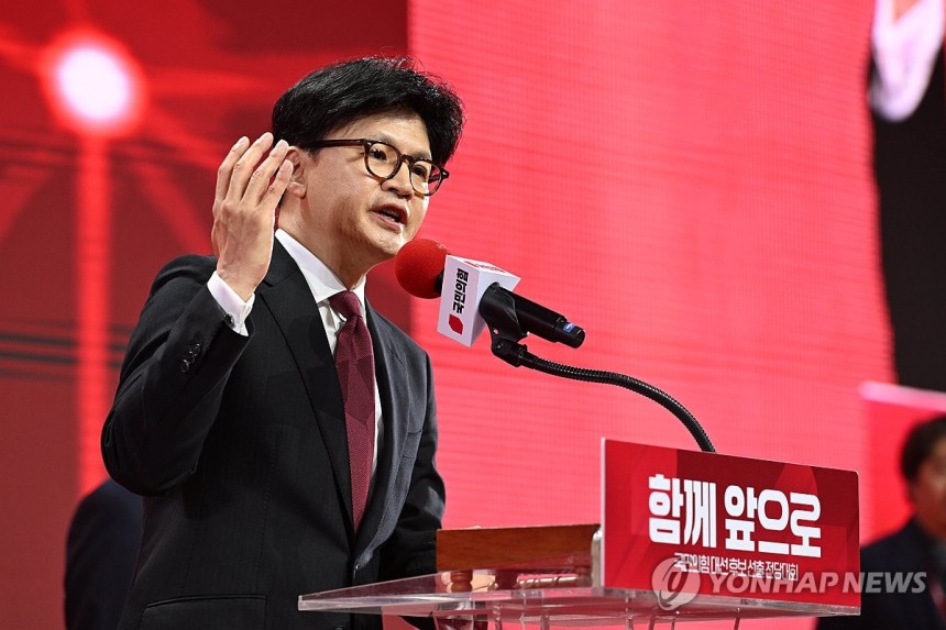 승복연설하는 한동훈 후보 (고양=연합뉴스) 박동주 기자 = 3일 경기 고양시 킨텍스에서 열린 국민의힘 전당대회에서 국민의힘 대선 후보로 김문수 후보가 선출된 가운데 한동훈 후보가 승복 연설을 하고 있다. 2025.5