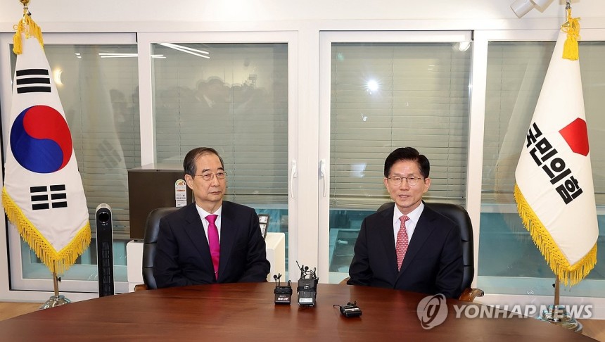 김문수-한덕수 회동 (서울=연합뉴스) 박동주 기자 = 국민의힘 김문수 대선 후보와 한덕수 전 국무총리가 11일 서울 여의도 국민의힘 대선후보 사무실에서 회동하고 있다.2025.5.11 [공동취재] pdj6635@y