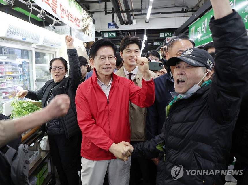 가락시장 찾은 김문수
(서울=연합뉴스) 서명곤 기자 = 제21대 대통령 선거 공식 선거운동 첫날인 12일 국민의힘 김문수 대선 후보가 서울 송파구 가락시장을 찾아 상인들과 인사하고 있다. 2025.5.12
    s