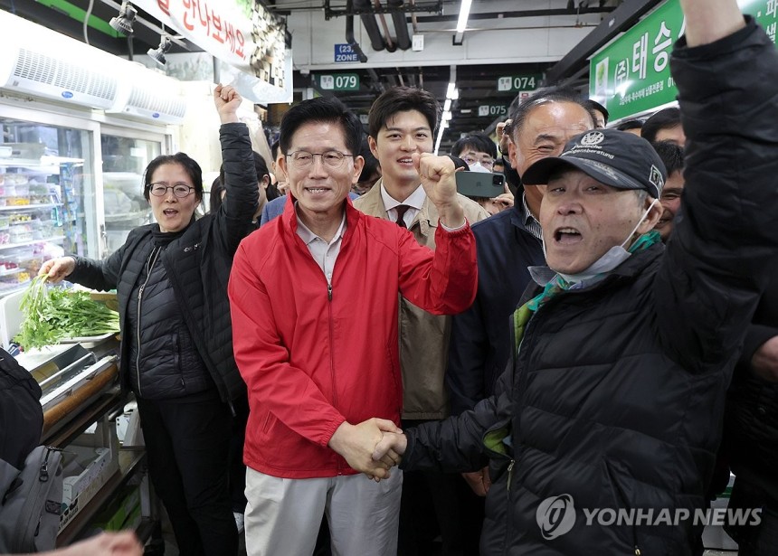 가락시장 찾은 김문수
(서울=연합뉴스) 서명곤 기자 = 제21대 대통령 선거 공식 선거운동 첫날인 12일 국민의힘 김문수 대선 후보가 서울 송파구 가락시장을 찾아 상인들과 인사하고 있다. 2025.5.12
    s