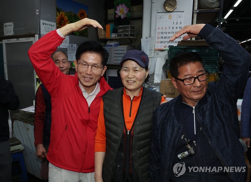시장 상인들과 기념촬영하는 김문수 후보
(서울=연합뉴스) 서명곤 기자 = 제21대 대통령 선거 공식 선거운동 첫날인 12일 국민의힘 김문수 대선 후보가 서울 송파구 가락시장을 찾아 상인들과 기념촬영을 하고 있다. 2