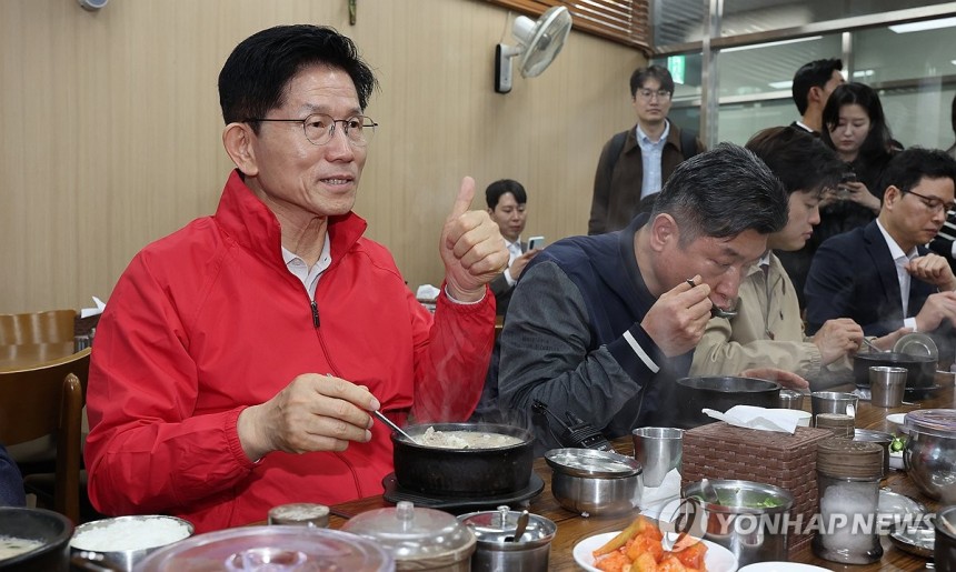 순대국밥 먹는 김문수 후보 (서울=연합뉴스) 서명곤 기자 = 제21대 대통령 선거 공식 선거운동 첫날인 12일 국민의힘 김문수 대선 후보가 서울 송파구 가락시장을 찾아 상인들과 순대국밥을 먹으며 대화하고 있다.20