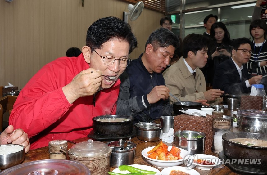 순대국밥 먹는 김문수 후보
(서울=연합뉴스) 서명곤 기자 = 제21대 대통령 선거 공식 선거운동 첫날인 12일 국민의힘 김문수 대선 후보가 서울 송파구 가락시장을 찾아 상인들과 순대국밥을 먹고 있다. 2025.5.1