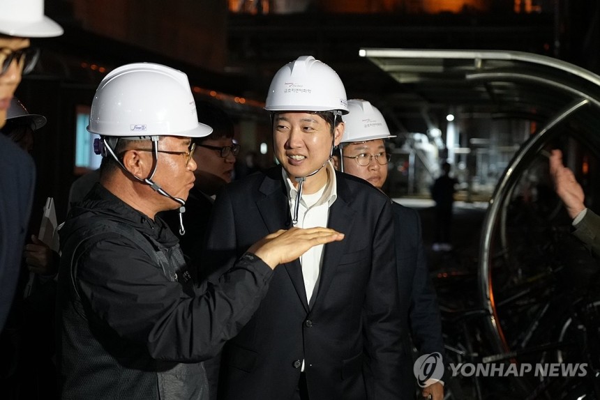 선거운동 첫날, 여수석유화학단지 방문한 이준석 후보
(서울=연합뉴스) 제21대 대통령 선거 공식 선거운동 첫날인 12일 새벽 개혁신당 이준석 대선 후보가 전남 여수시 금호피앤비화학 여수2공장을 방문해 현장을 둘러보고