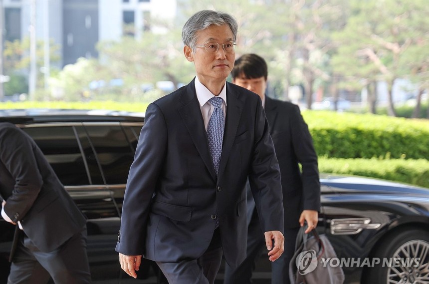 대법원 출근하는 조희대 대법원장
(서울=연합뉴스) 김성민 기자 = 조희대 대법원장이 12일 서울 서초구 대법원으로 출근하고 있다. 2025.5.12 ksm7976@yna.co.kr