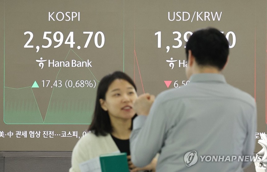 코스피 2,590대 출발 (서울=연합뉴스) 서명곤 기자 = 12일 서울 중구 하나은행 딜링룸에서 딜러들이 분주히 움직이고 있다.이날 코스피는 미·중 간 무역 협상 진전 소식에 힘입어 2,590선을 회복하며 상승 출