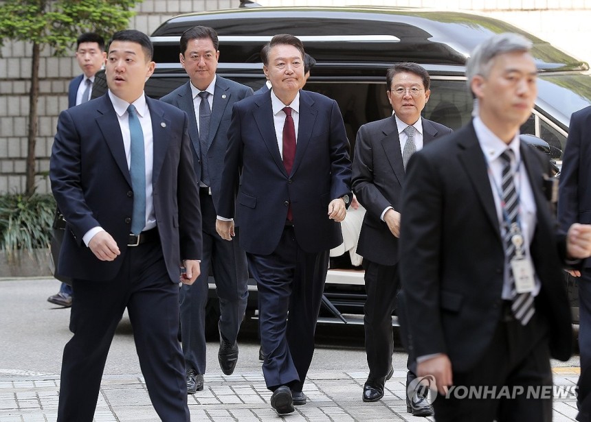 3차 공판 출석하는 윤 전 대통령 (서울=연합뉴스) 윤석열 전 대통령이 12일 서울 서초구 중앙지방법원에서 열린 내란 우두머리 혐의,직권남용 권리행사방해 혐의 사건 3차 공판에 출석하고 있다.2025.5.12 [