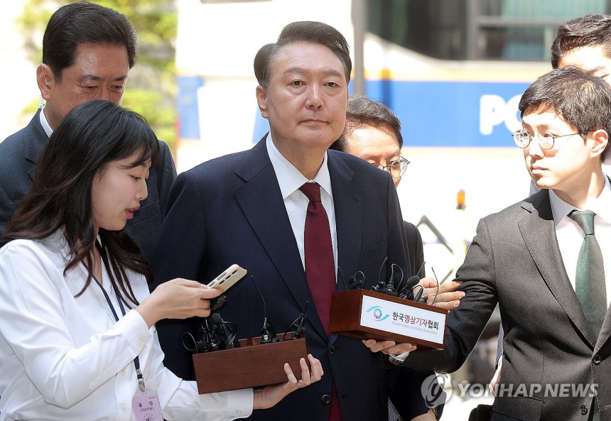 3차 공판 출석하는 윤 전 대통령 (서울=연합뉴스) 윤석열 전 대통령이 12일 서울 서초구 중앙지방법원에서 열린 내란 우두머리 혐의, 직권남용 권리행사방해 혐의 사건 3차 공판에 출석하고 있다. 2025.5.12 [