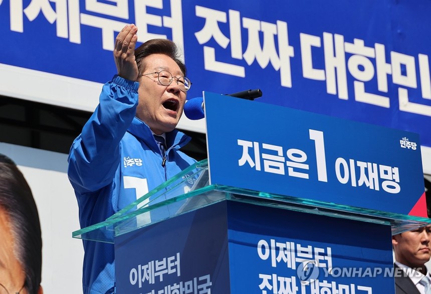 광화문광장에서 유세 시작한 이재명 후보
(서울=연합뉴스) 김주성 기자 = 더불어민주당 이재명 대선 후보가 6·3 대통령선거 공식 선거운동 첫날인 12일 서울 광화문광장에서 열린 '빛의 혁명' 광화문 유세에서 시들에게