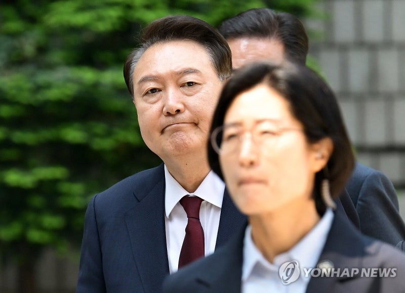 "尹, 수방사령관에 '<b>두번 세번</b> <b>계엄</b>'"…비화통화 증언 공방(종합2보)