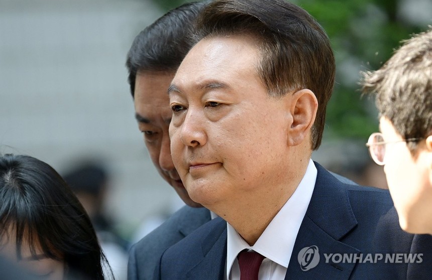 서울중앙지법 출석하는 윤 전 대통령 (서울=연합뉴스) 윤석열 전 대통령이 12일 서울 서초구 중앙지방법원에서 열린 내란 우두머리 혐의,직권남용 권리행사방해 혐의 사건 3차 공판에 출석하고 있다.2025.5.12
