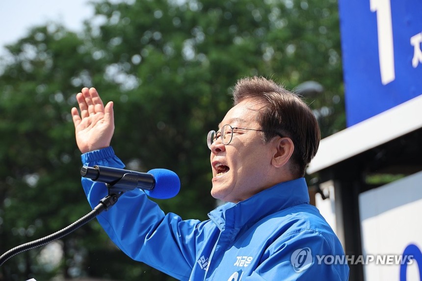 연설하는 이재명 후보
(서울=연합뉴스) 김주성 기자 = 더불어민주당 이재명 대선 후보가 6·3 대통령선거 공식 선거운동 첫날인 12일 서울 광화문 청계광장에서 열린 출정식 및 첫 유세에서 후보 연설을 하고 있다. 2
