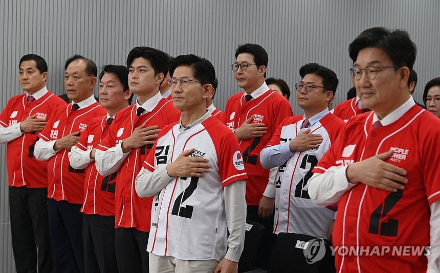 국민의힘 중앙선대위 임명장 수여식
(서울=연합뉴스) 류영석 기자 = 국민의힘 김문수 대선 후보와 권성동 원내대표, 비상대책위원장으로 내정된 김용태 의원 등이 12일 서울 영등포구 여의도 국민의힘 중앙당사에서 열린 중