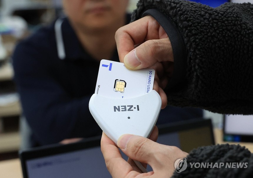 SK텔레콤, '유심 재설정' 설루션 도입…"유심 교체와 동등 효과"
(서울=연합뉴스) 최재구 기자 = 12일 서울 시내 한 SK텔레콤 대리점에서 직원들이 유심 재설정을 시연하고 있다. SK텔레콤은 실물 유심 교체 없