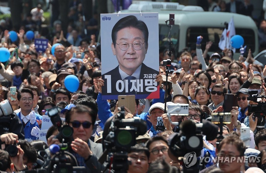 이재명 후보 연설 듣는 지지자들
(서울=연합뉴스) 김주성 기자 = 6·3 대통령선거 공식 선거운동 첫날인 12일 서울 광화문 청계광장에서 열린 더불어민주당 이재명 대선 후보의 출정식 및 첫 유세에서 유권자들이 후보 