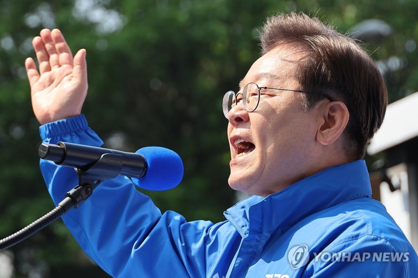 지지 호소하는 이재명 후보
(서울=연합뉴스) 김주성 기자 = 더불어민주당 이재명 대선 후보가 6·3 대통령선거 공식 선거운동 첫날인 12일 서울 광화문 청계광장에서 열린 중앙선대위 출정식 및 첫 유세에서 시민들에게 