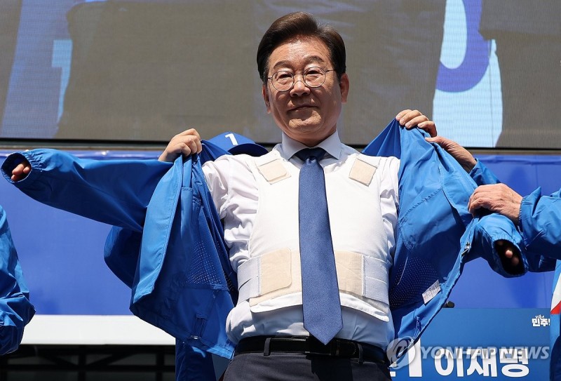 경찰 "<b>이재명 협박</b>글 6건 <b>수사</b>…총기 밀수설 확인된 바 없어"