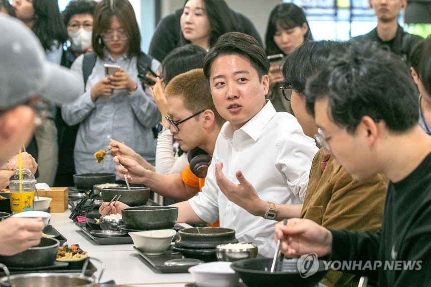 학생들과 점심 먹는 이준석 후보
(서울=연합뉴스) 윤동진 기자 = 개혁신당 이준석 대선 후보가 제21대 대통령 선거 공식 선거운동 첫날인 12일 서울 연세대학교 캠퍼스 학생회관에서 학생들과 점심을 먹고 있다. 202