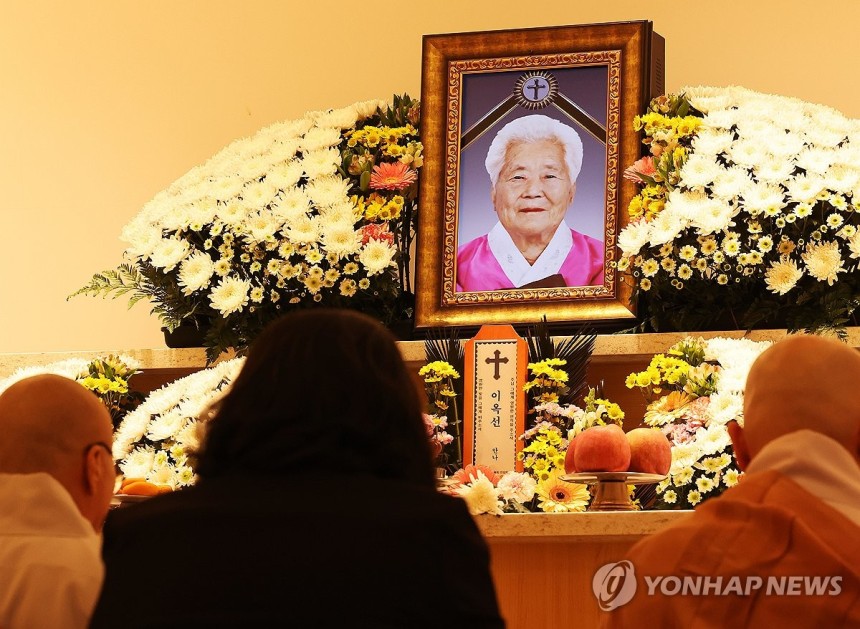위안부 피해자 이옥선 할머니 별세,생존자 6명뿐 (용인=연합뉴스) 홍기원 기자 = 건강 악화로 별세한 일본군 위안부 피해자 이옥선 할머니 빈소가 12일 경기도 용인시 수지구 쉴낙원 경기장례식장에 마련돼 있다.