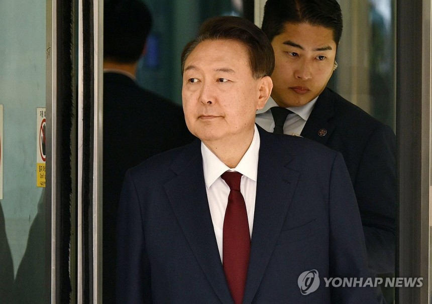 법원 나서는 윤석열 전 대통령
(서울=연합뉴스) 윤석열 전 대통령이 12일 서울 서초구 중앙지방법원에서 열린 내란 우두머리 혐의, 직권남용 권리행사방해 혐의 사건 3차 공판에서 오전 공판을 마친 후 법원을 나서고 있