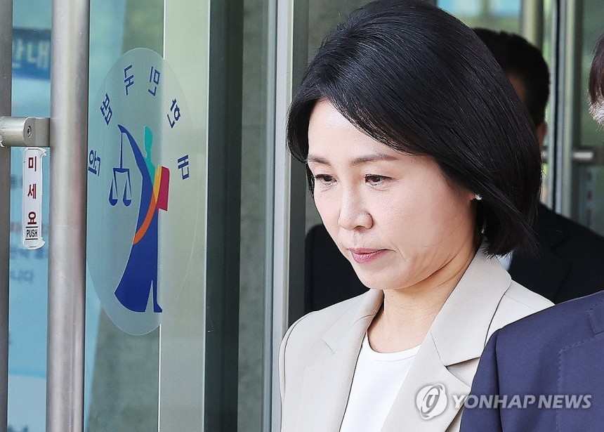 항소심 선고공판 마치고 나오는 김혜경 씨
(수원=연합뉴스) 홍기원 기자 = 공직선거법 위반 혐의로 기소돼 1심에서 벌금형을 선고받은 더불어민주당 이재명 대선후보 배우자 김혜경 씨가 12일 경기도 수원시 영통구 수원고