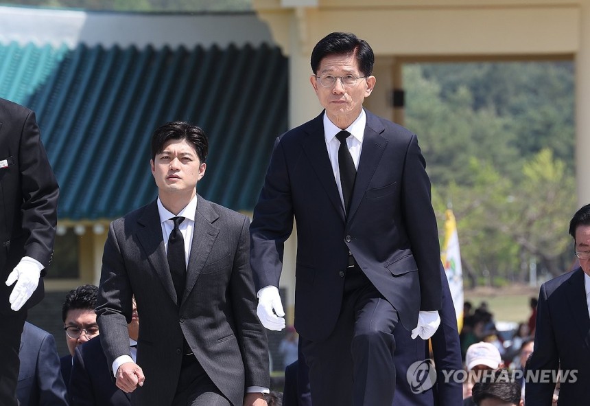 국립대전현충원 현충탑 향하는 김문수 후보와 김용태 비상대책위원장 지명자
(대전=연합뉴스) 박동주 기자 = 국민의힘 김문수 대선 후보가 12일 국립대전현충원을 찾아 현충탑으로 향하고 있다. 참배에는 김용태 비상대책위원