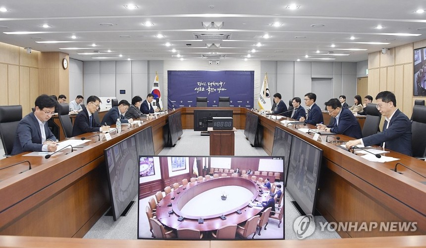 제4차 통상현안 관련 범정부 국내대응 전담반 회의 (서울=연합뉴스) 기획재정부 장관 직무대행인 김범석 제1차관이 12일 정부세종청사 중앙동에서 열린 '제4차 통상현안 관련 범정부 국내대응 전담반 회의'를 주재하고 있