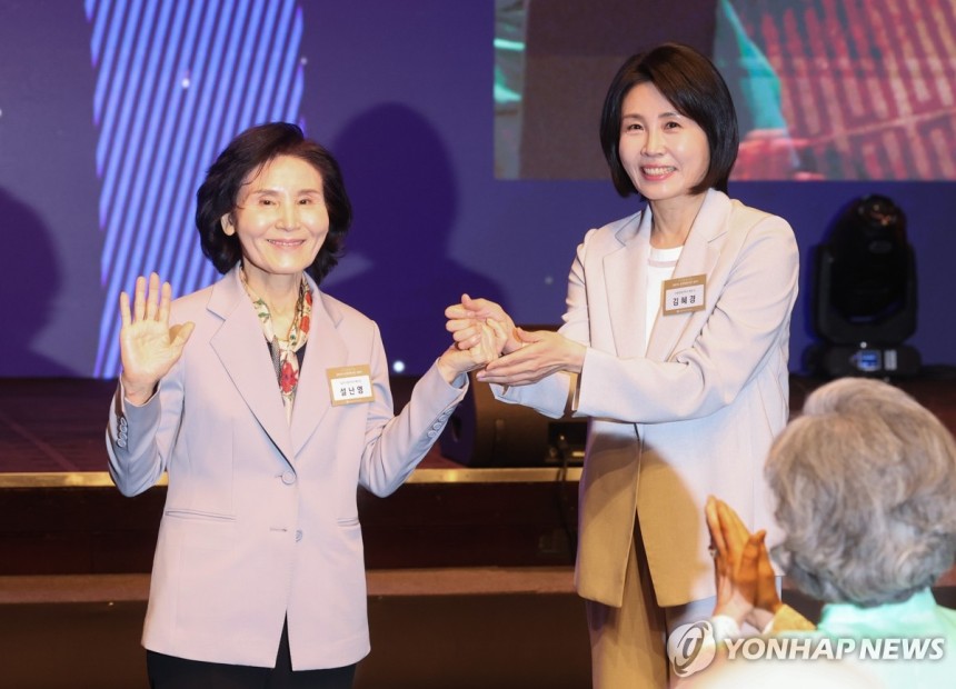 손잡은 이재명·김문수 부인
(서울=연합뉴스) 임화영 기자 = 국민의힘 김문수 대선 후보의 부인 설난영 씨와 더불어민주당 이재명 대선 후보의 부인 김혜경 씨가 12일 서울 중구 신라호텔에서 열린 중앙신도회 창립 70주