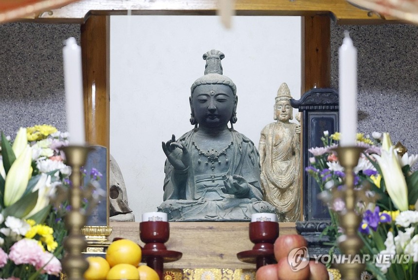 쓰시마섬 사찰로 돌아온 고려불상 (쓰시마 교도=연합뉴스) 충남 부석사를 떠났던 고려시대 금동관세음보살좌상이 12일 일본 쓰시마섬 사찰 간논지로 돌아와 공개돼 있다.이 불상은 향후 쓰시마 박물관에 보관될 예정이다.