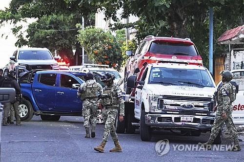 멕시코 베라크루스주 시장 후보 피살 현장서 군인들이 현장을 통제하고 있는 모습
[AP=연합뉴스] 