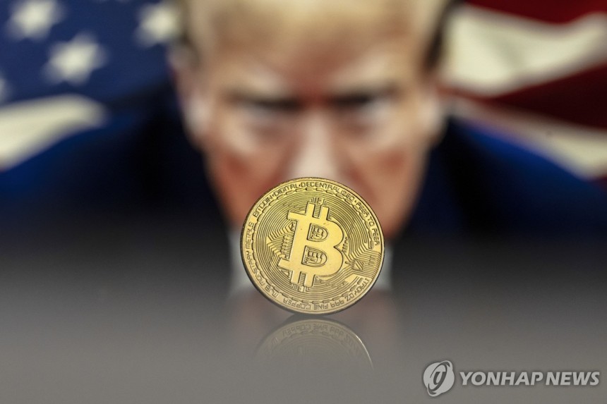 도널드 트럼프 미국 대통령을 배경으로 비트코인을 합성한 그래픽 이미지
[EPA 연합뉴스 자료사진. 재판매 및 DB 금지]