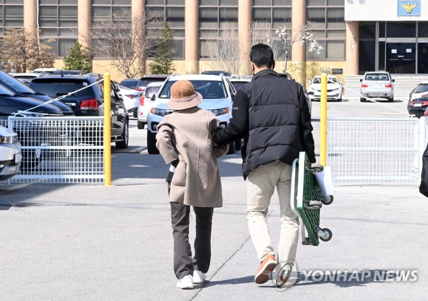 경찰서 나서는 급발진 의심 사고 할머니
(강릉=연합뉴스) 2022년 12월 강릉에서 차량 급발진 의심 사고로 12살 손자를 잃고, 교통사고처리 특례법상 치사 혐의로 입건된 60대 할머니가 2023년 3월 경찰조사를 